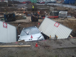 Noční cesta autem skončila ve výkopu parkovacího domu. Řidič zmizel