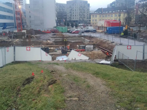 Noční cesta autem skončila ve výkopu parkovacího domu. Řidič zmizel