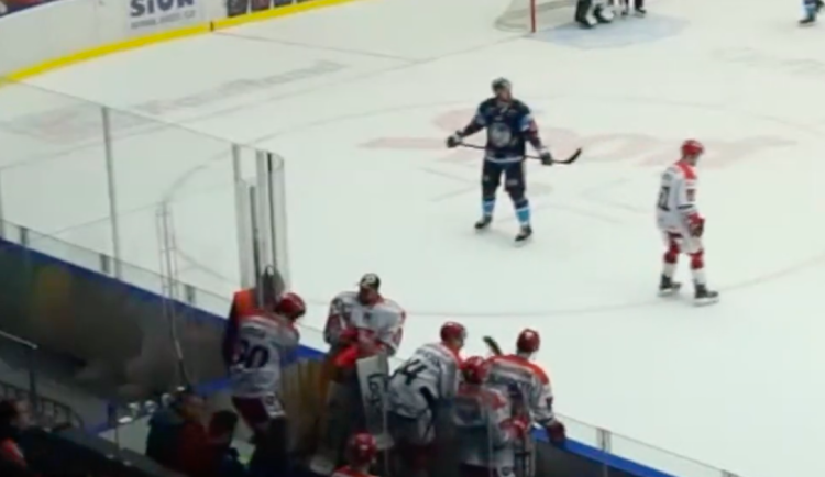 Ostuda, zlobí se Tygři. Hradečtí lámali na střídačce hokejky hráčům Liberce