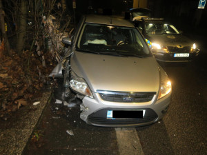 Před policisty ujížděl centrem Jablonce v kradeném autě. Honička skončila nárazem do plynové přípojky