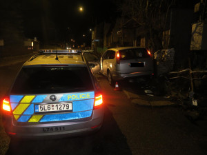 Před policisty ujížděl centrem Jablonce v kradeném autě. Honička skončila nárazem do plynové přípojky