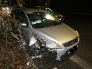 Před policisty ujížděl centrem Jablonce v kradeném autě. Honička skončila nárazem do plynové přípojky