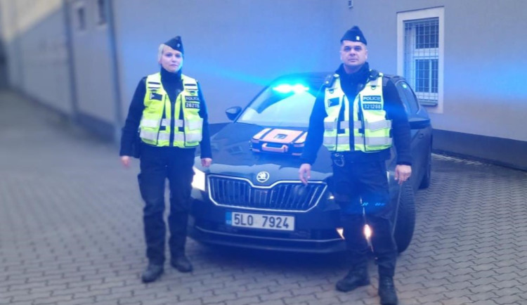 Policisté Iveta Švejkovská a Petru Kanči zachránili mladému muži život. 