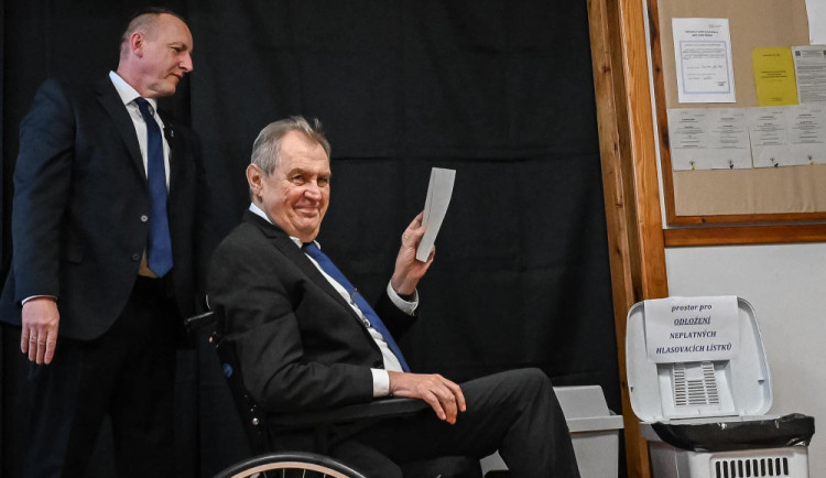 První den prezidentské volby je u konce. Svůj hlas odevzdala většina kandidátů i Zeman