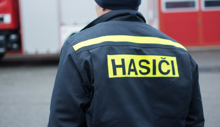 V turnovské průmyslové zóně hořel lis plastů, zasahovalo šest jednotek hasičů