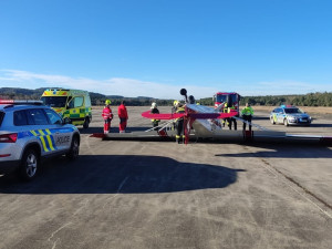 Na letišti Hradčany se převrátilo malé letadlo, pilot lehce zraněn