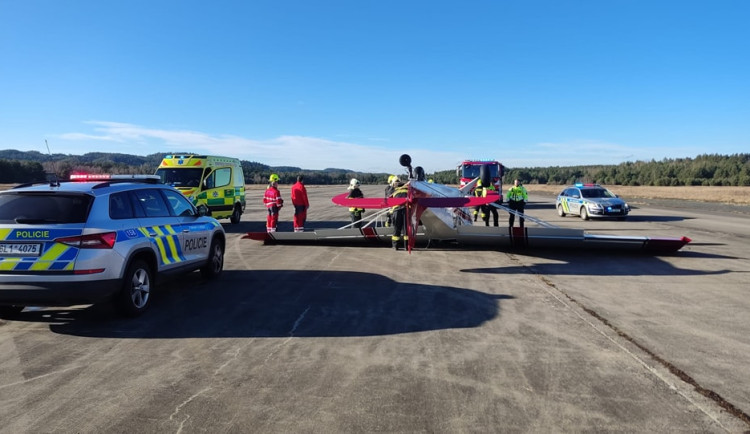Na letišti Hradčany se převrátilo malé letadlo, pilot lehce zraněn