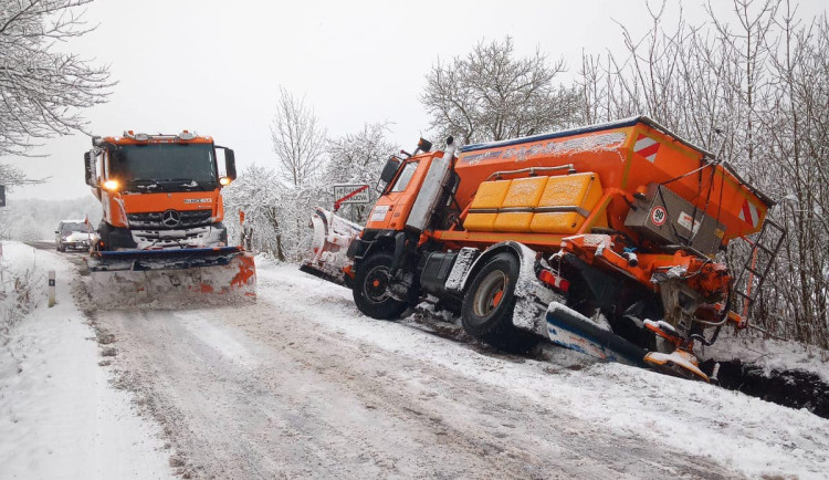 Silné sněžení zkomplikovalo dopravu v Libereckém kraji, Paceřický kopec na hodiny zablokovaly kamiony