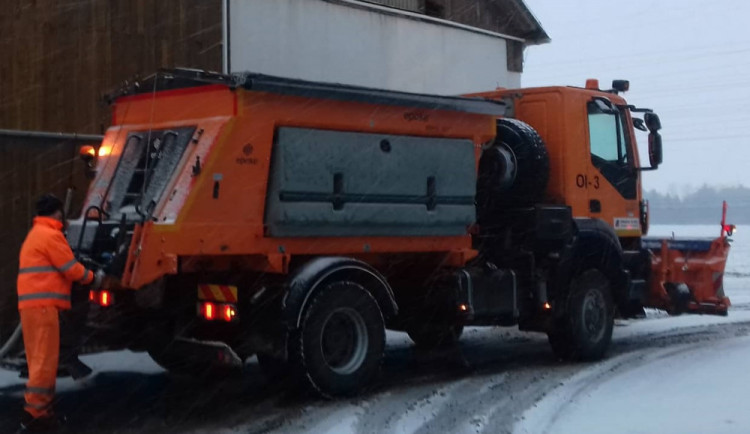 Silnice na jihu Čech jsou s opatrností sjízdné, kvůli sněhu vyjelo 145 sypačů