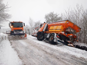 Silné sněžení zkomplikovalo dopravu v Libereckém kraji, Paceřický kopec na hodiny zablokovaly kamiony