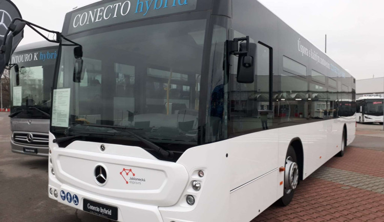 Cestující v Jablonci budou od února vozit nové autobusy.