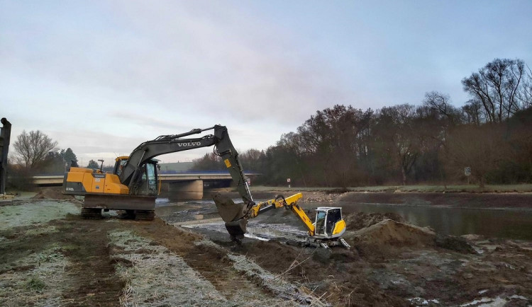 Na čištění Brněnské přehrady pracují potápěči i bagry