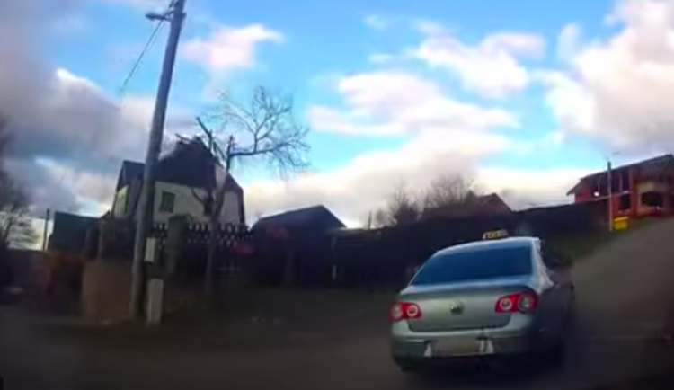 VIDEO: Muž v taxíku ujížděl před policisty. Se zákazem řízení a pervitinem