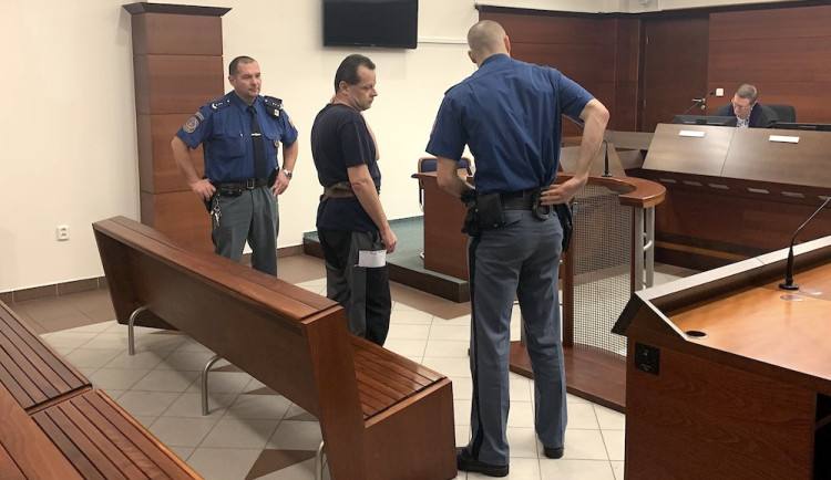 Dvacet let jsme spolu nekomunikovali, divný pavouk, řekl u soudu o zeťovi. Ten měl zavraždit jeho dceru