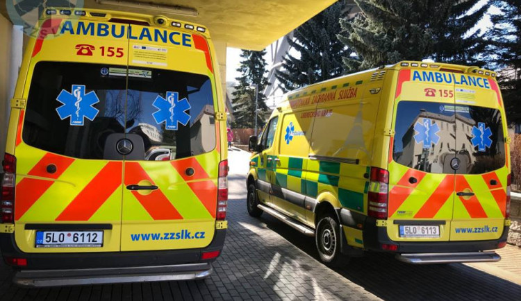 Tragická nehoda v Ohrazenicích u nájezdu na Prahu. Auto skončilo na střeše, řidič nepřežil