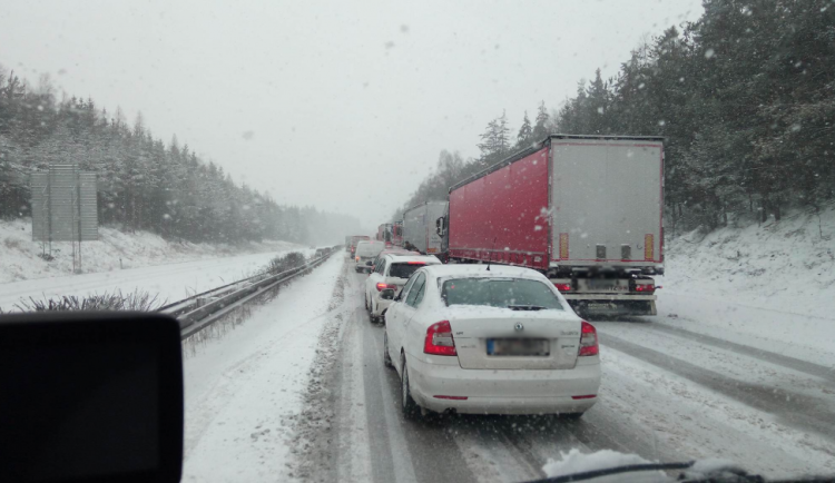 Kolona kvůli sněhové nadílce. Ilustrační foto.