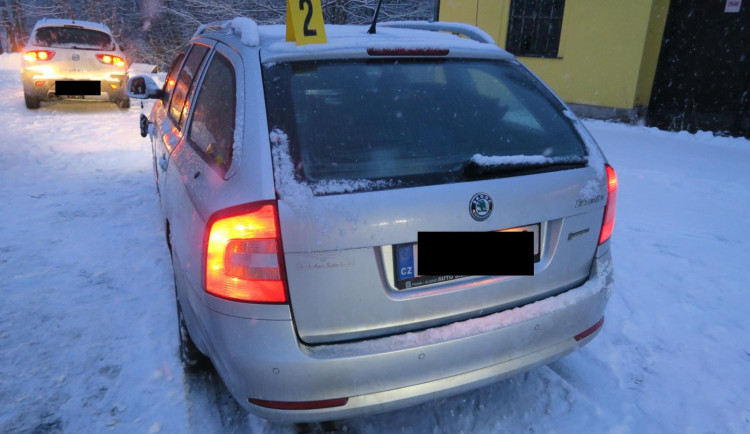 Srážka tří aut a sražená chodkyně. Řidič, který nehodu způsobil, ujel