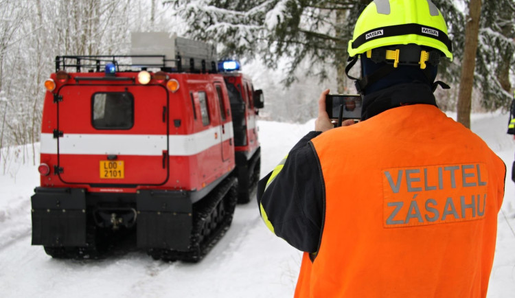 Hasičský obojživelník vyrazil na pomoc k nehodě. Ze sněhu vytáhl uvízlé vozy