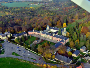 Ve vzduchu dohlédne, kam jen chce. Honza Melša v rogale křižuje nebe a fotí krásu okamžiku