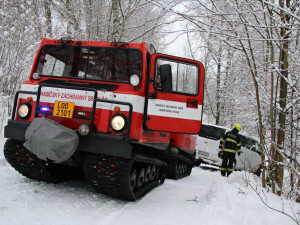 Hasičský obojživelník vyrazil na pomoc k nehodě. Ze sněhu vytáhl uvízlé vozy