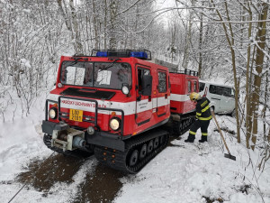 Hasičský obojživelník vyrazil na pomoc k nehodě. Ze sněhu vytáhl uvízlé vozy