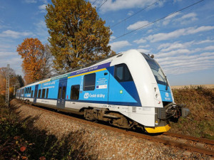 Na trati mezi Libercem a Jabloncem srazil vlak ženu, utrpěla vážné zranění