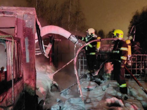 V Košické ulici v noci shořely vraky nákladních aut, zůstala z nich torza