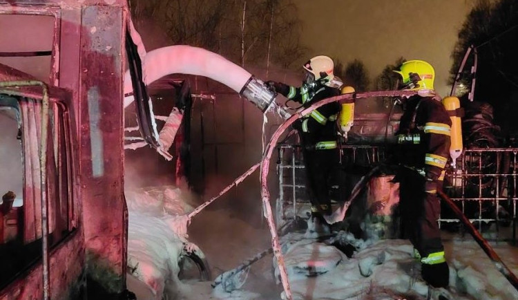 Hasiči likvidovali požár vraků nákladních vozů.