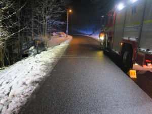 Řídil po pěti panácích vodky, pak havaroval. Policistům nadýchal přes dvě promile, spolujezdkyně skoro čtyři