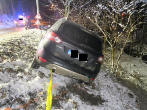 Řídil po pěti panácích vodky, pak havaroval. Policistům nadýchal přes dvě promile, spolujezdkyně skoro čtyři