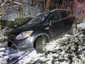 Řídil po pěti panácích vodky, pak havaroval. Policistům nadýchal přes dvě promile, spolujezdkyně skoro čtyři