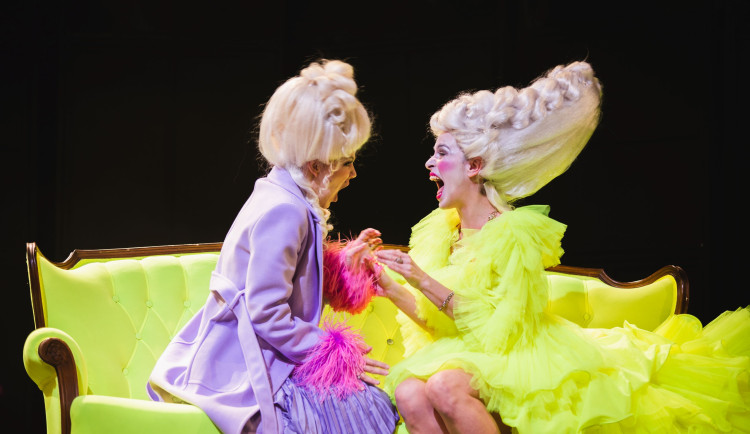 Titulní roli poslední francouzské královny ztvární Karolína Baranová, Ludvíka XVI. hraje Ondřej Kolín.