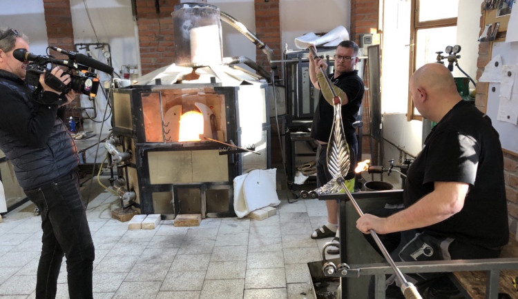 Francouzská televize ve sklárně Pačinek.