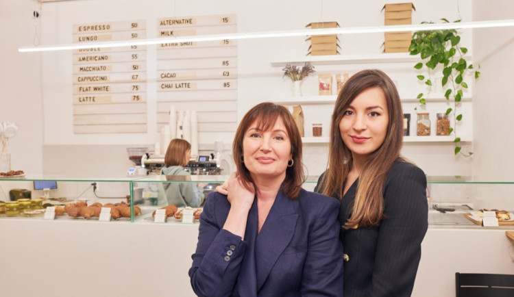 Daria podniká s vlastní mámou. Jejich pekárna je vyhlášená půlmetrovými croissanty