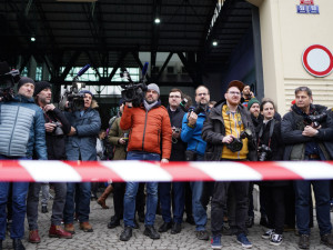 Začalo sčítání hlasů. Pavel dorazil do štábu za obrovského zájmu médií