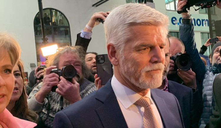 Začalo sčítání hlasů. Pavel dorazil do štábu za obrovského zájmu médií