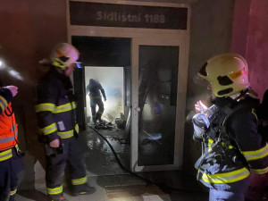 Na chodbě paneláku ve Frýdlantu hořely v noci odpadky. Jeden obyvatel domu skončil v nemocnici
