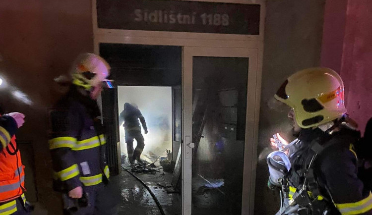 Na chodbě paneláku ve Frýdlantu hořely v noci odpadky. Jeden obyvatel domu skončil v nemocnici