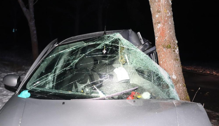 Řidič v noci na Semilsku narazil do stromu a utrpěl těžká zranění. Vrtulník ho transportoval do nemocnice