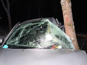 Řidič v noci na Semilsku narazil do stromu a utrpěl těžká zranění. Vrtulník ho transportoval do nemocnice