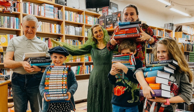 Kniha se slevou za vysvědčení. U Fryče kromě dětí ocení i učitele