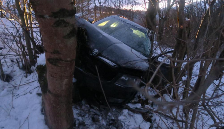 Řidička pod vlivem alkoholu, vyjela ze silnice a postupně narazila do tří stromů