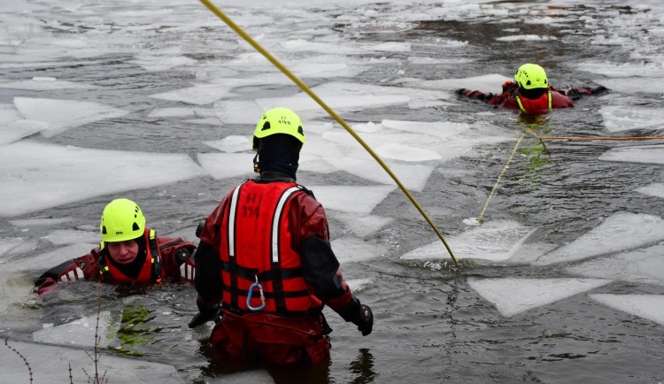 Liberečtí hasiči trénovali záchranu probořených pod led.