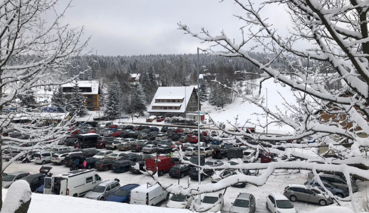 Běžky zapomněl u auta zapíchnuté ve sněhu. Po rychlém návratu byly pryč