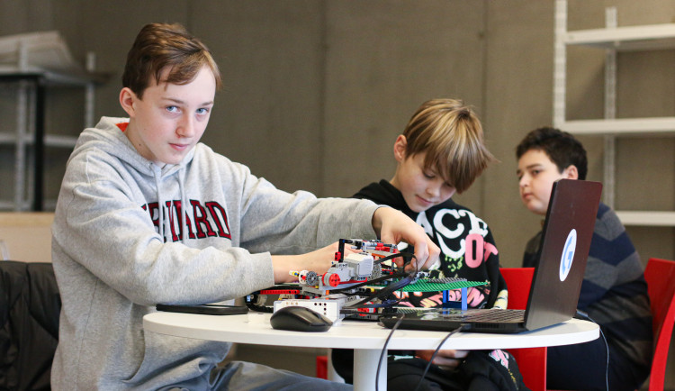 Mladí konstruktéři předvedli své dovednosti v soutěži KyberRobot