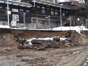 U přehrady se propadl náhon, část cesty u skautské klubovny je uzavřena
