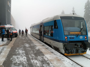 Necelé dvě hodiny vlakem dělí milovníky běžkování od zážitku v polských Jizerkách