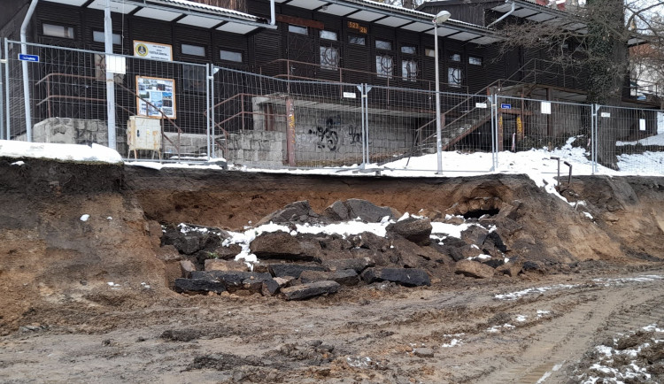 U přehrady se propadl bývalý náhod, část cesty u skautské klubovny je uzavřena