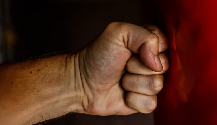 Výtržník skončil v poutech a z obchodu putoval rovnou na záchytku