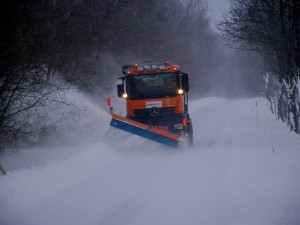 Nový sníh komplikuje dopravu. Silničáři uzavřeli pro kamiony silnici z Tanvaldu na Harrachov